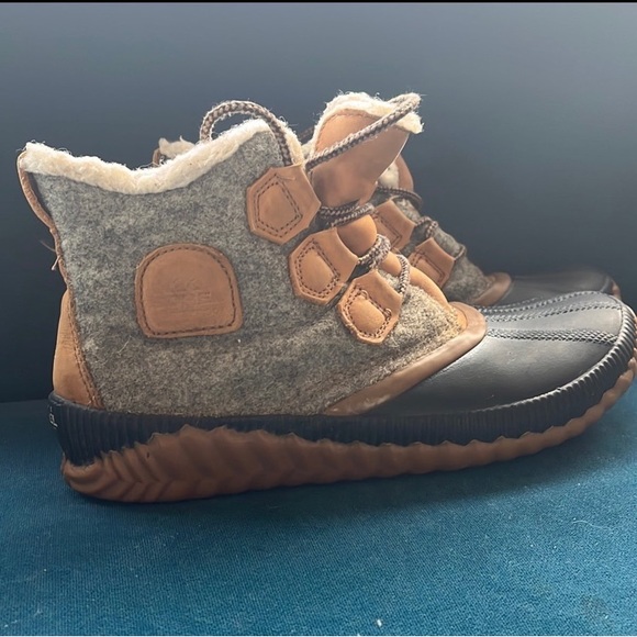 Sorel Rain Boots - Picture 2 of 9